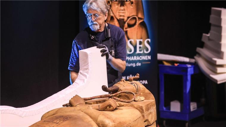 Willkommen in Deutschland: Sarg von Ramses II. enthüllt Vorsichtig wird eine große Transport-Box geöffnet.
