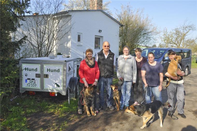 Sandbostel: Tierklappe der "Rasselbande" hat großen Zulauf Vorsitzende Christin Behrens (links) vom Tiergnadenhof in Sandbostel freut sich angesichts des Ansturms auf die Tierklappe über Spenden für den Verein.
