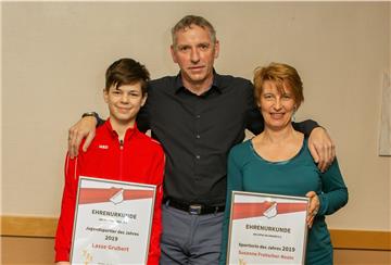 Vorsitzender Nick Horstman (Mitte) freut sich mit den frisch gebackenen Sportlern des Jahres, Susanne Frotscher-Rexin und den erstmals gekürten Jugendsportler des Jahres, Lasse Grubert.