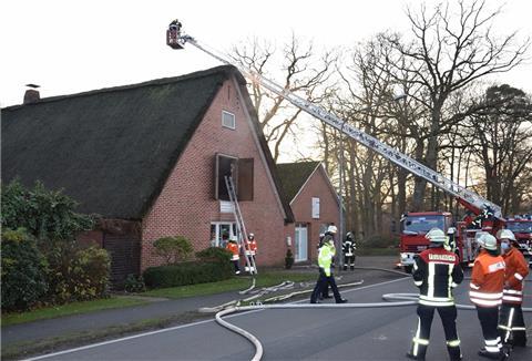 Vorsorglich war die Zevener Feuerwehr mit der großen Drehleiter angerückt.
