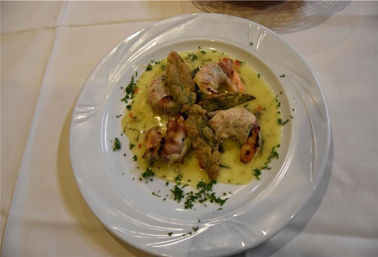 Kulinarische Kompositionen aus Leidenschaft Vorspeise: gegrillte Gambas im Speckmantel mit Salbeiblättern