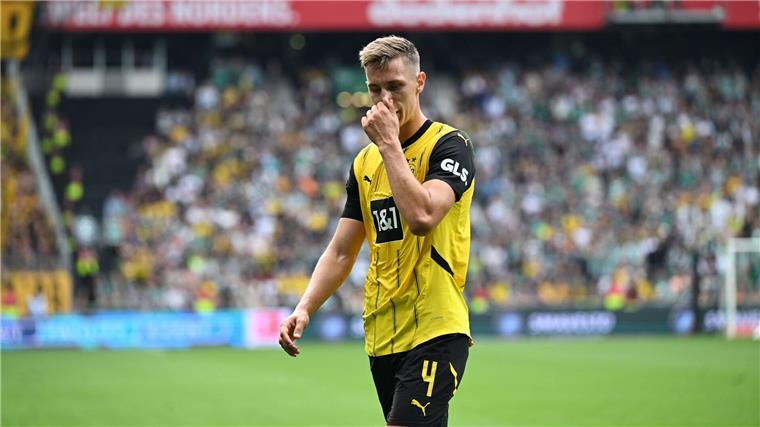Vorzeitiges Spielende für Nico Schlotterbeck: Der Nationalspieler von Borussia Dortmund muss in Bremen nach einer Gelb-Roten Karte vom Platz.