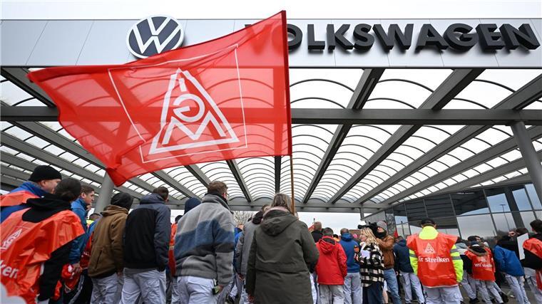Flächendeckender Warnstreik setzt VW unter Druck VW-Beschäftigte beteiligen sich im Werk in Zwickau an dem Warnstreik.