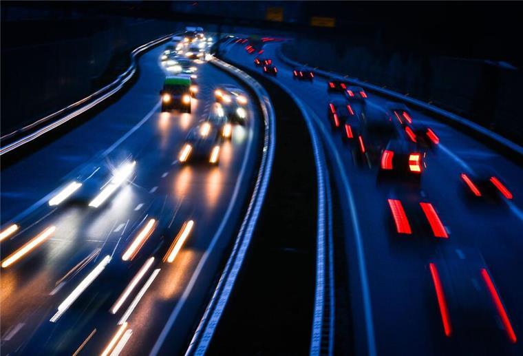 Langzeitbelichtung einer Autobahn im Dunkeln.