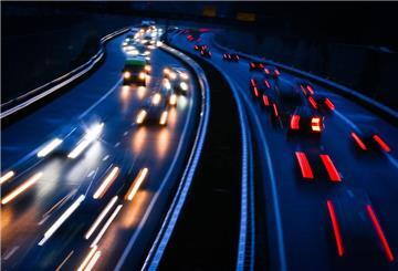 Langzeitbelichtung einer Autobahn im Dunkeln.