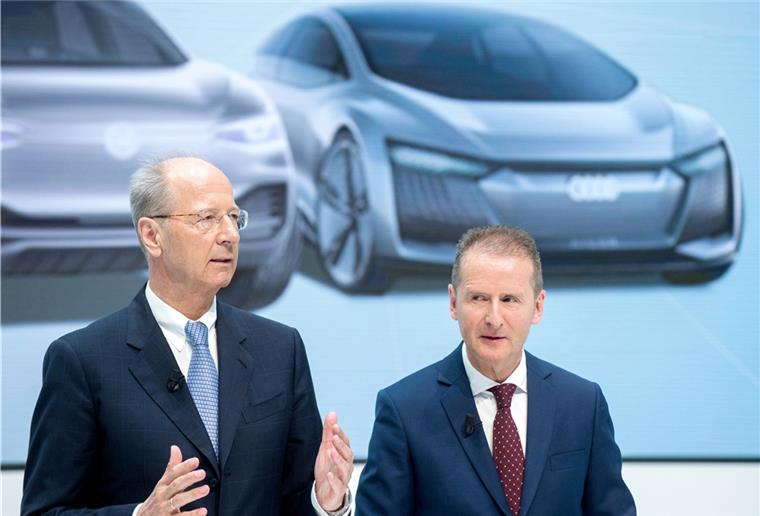 Verfahren gegen VW-Spitze soll eingestellt werden VW-Konzernchef Herbert Diess (rechts) und Aufsichtsratschef Hans Dieter Pötsch auf einer Pressekonferenz.