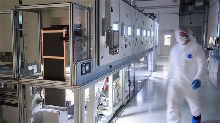 VW plant Stromgroßspeicher in Norddeutschland VW-Mitarbeiter stehen in einer Pilotanlage zur Batteriezellenproduktion.