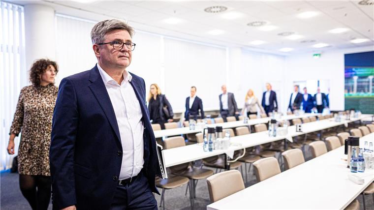 Sparpläne bestimmen VW-Tarifrunde - Gewinn bricht ein VW-Verhandlungsführer Arne Meiswinkel nannte erstmal Details zu den Sparplänen des Konzerns.