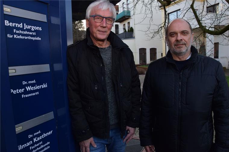 Nordenham: Frauenarzt findet nach langer Suche Nachfolger für Praxis Wachwechsel an der Friedrich-Ebert-Straße: Mark Herzenstein (rechts) übernimmt die Gynäkologische Praxis von Dr. Peter Wesierski. Ab dem 2. Januar können Termine vereinbart werden, ab dem 6. Januar wird behandelt.