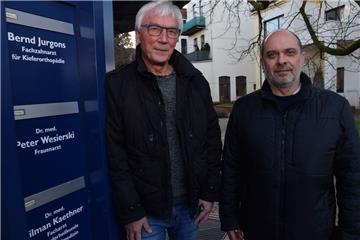 Wachwechsel an der Friedrich-Ebert-Straße: Mark Herzenstein (rechts) übernimmt die Gynäkologische Praxis von Dr. Peter Wesierski. Ab dem 2. Januar können Termine vereinbart werden, ab dem 6. Januar wird behandelt.  