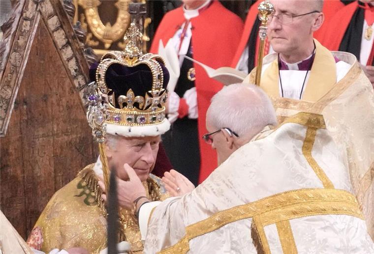 König Charles: Hatte Angst, dass die Krone wackelt Wackelt da auch nichts? Charles mit seiner Krone. (Archivbild)