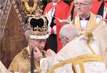 Wackelt da auch nichts? Charles mit seiner Krone. (Archivbild)