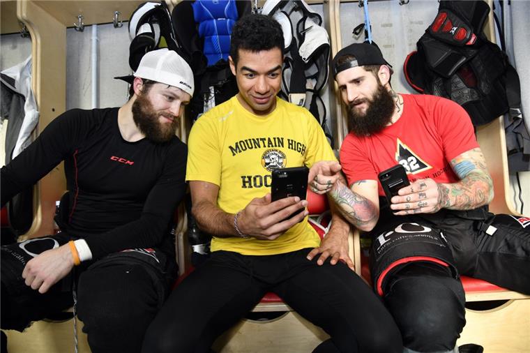 Wade Bergman, Jordan Owens und Cody Lampl (von links) wollen jetzt direkt in die Playoffs. Deshalb checken sie schon mal, wie das am besten gelingen könnte.