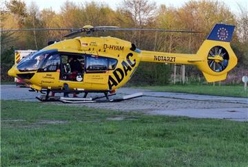 Ein Rettungshubschrauber auf einem Landeplatz.