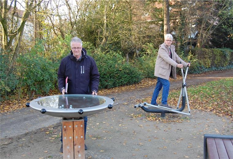 Ein Treffpunkt für Jung und Alt Während Bauamtsleiter Rainer Hinrichs (links) auf das Murmelspiel, ein Koordinationsspiel, blickt, probiert Bürgermeister Michael Kurz das Trimmgerät aus.