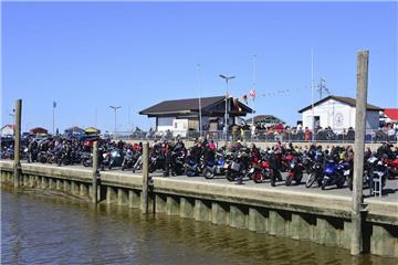 Während der Bauphase soll die Nordpier des Kutterhafens von den Krabbenfischern genutzt werden. Dort parken im Sommer gerne zahlreiche Motorradfahrer ihre Maschinen. 