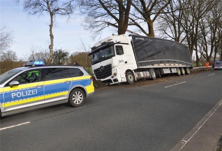 Tiertransporter auf Bundesstraße verunglückt: 2500 Tiere tot Während der Bergung des Lkw hat die Polizei die Vollsperrung der Bundesstraße veranslasst.