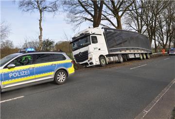Während der Bergung des Lkw hat die Polizei die Vollsperrung der Bundesstraße veranslasst.
