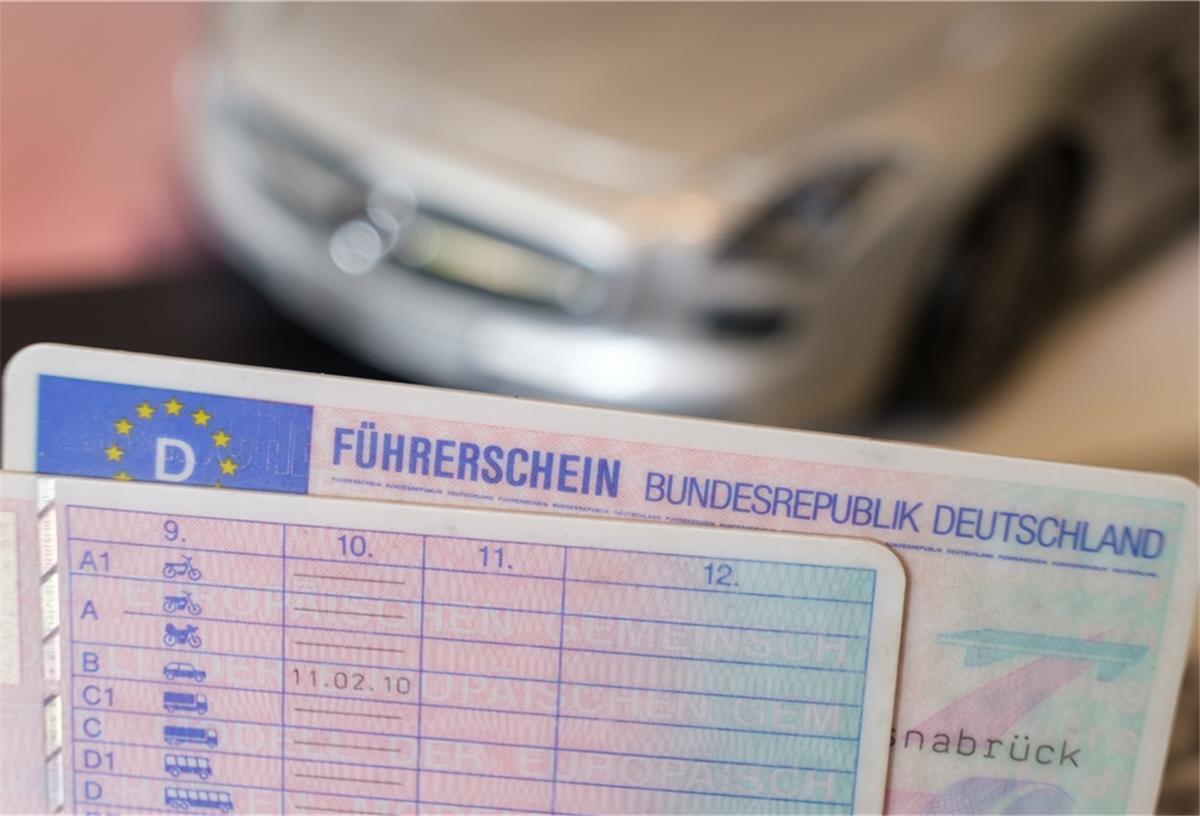 Bremerhaven: Mutmaßlicher Unfallfahrer (85) beschuldigt Beifahrerin (85) Führerschein