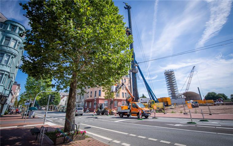 Kistnergelände in Bremerhaven: Die Arbeiten gehen weiter Während der Bohrer auf dem ehemaligen Kistnergelände arbeitet, wird auf der Hafenstraße die neue Ampel aufgestellt.