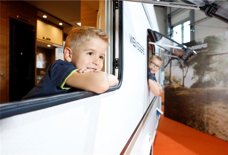 Der Traum vom Wohnmobil: Tipps für Campingneulinge Während der Caravan Salon in Düsseldorf – die weltweit größte Messe rund um Wohnmobile, Caravans und Camper - im vergangenen Jahr nur digital stattfand, können kleine und große Reisefans im August und September wieder zahlreiche Ausstellungsstücke besichtigen und entdecken.