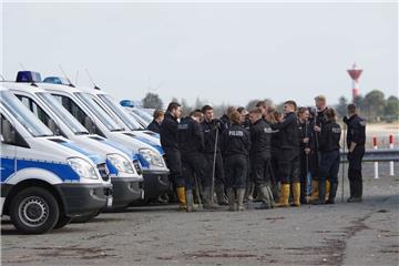 Während der Ermittlungen hatten zahlreiche Polizisten in Brake Beweise gesammelt. 