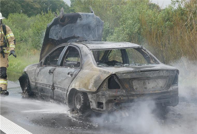 Heidenau: Fahrzeug gerät auf der Autobahn in Brand Während der Fahrt auf der Autobahn geriet am Sonntagmittag ein Fahrzeug in Brand. Die Feuerwehr musste kommen und das Feuer löschen.