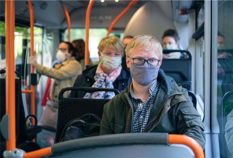EVB hat bei Maskenpflicht keine Handhabe Während der Fahrt müssen die Fahrgäste einen Mund-/Nasenschutz tragen. Die meisten halten sich daran, einige aber nehmen es mit den Sicherheitsbestimmungen nicht so genau.
