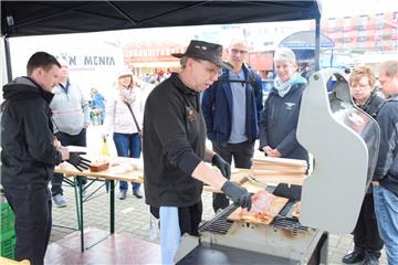 Während der Fischparty im Schaufenster Fischereihafen in Bremerhaven zeigten am Sonnabend und Sonntag Sebastian Uecker (links) und Holger Timmann, wie Fisch auf dem Grill Fisch schmackhaft zubereitet werden kann.