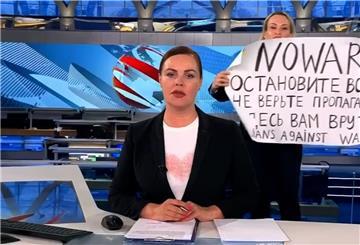 Der Screenshot aus der abendlichen Hauptnachrichtensendung des russischen Staatsfernsehen zeigt die Protestaktion von Marina Ovsyannikova.