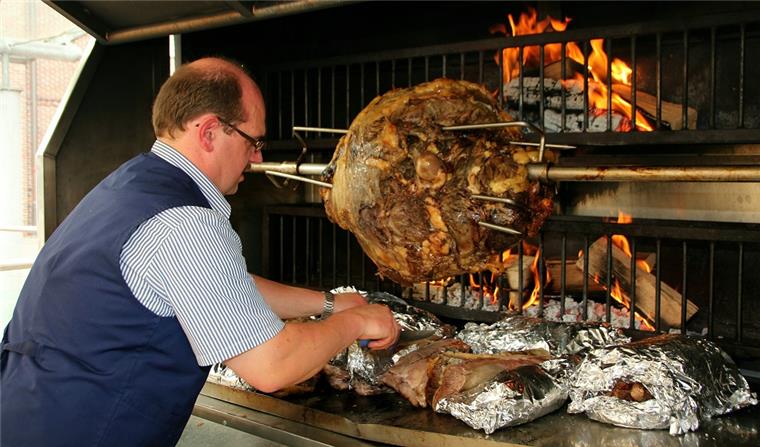 Während der Ochsenwochen werden verschiedene Köstlichkeiten wie hier von Bernd Lehmann von der Fleischerei Wiese zubereitet.