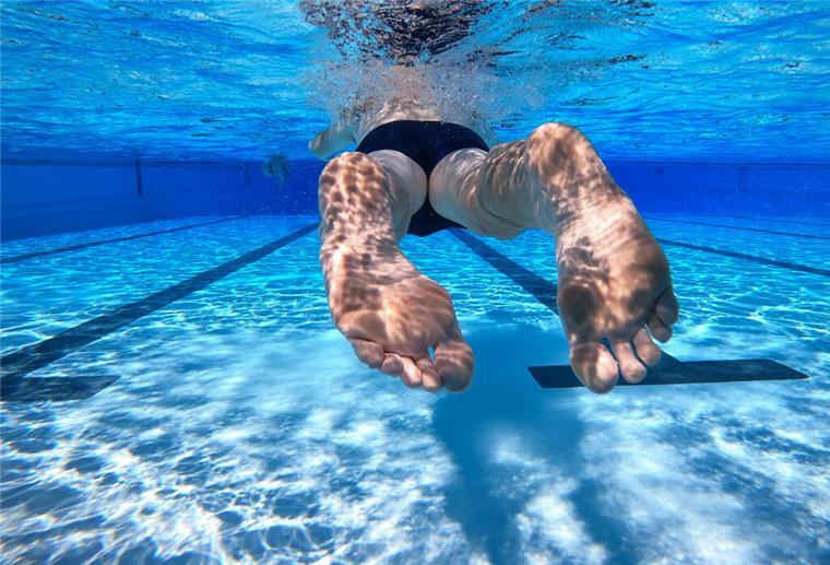Bremerhaven: Bad 2 nach Reinigung wieder geöffnet Ein Schwimmer schwimmt durch ein Becken