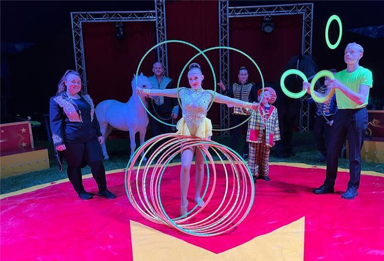 Clowns, Lamas und Artisten: „Circus Pfiffikus“ macht Halt in Spaden Während der Show der Familie Kaselowsky sieht man Luftakrobatik, einen Jongleur, einen Feuerschlucker und vieles mehr.