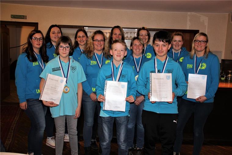 Gemeinde Stadland zeichnet erfolgreiche Sportler aus Während der Sportlerehrung wurden auch erfolgreiche Mannschaften ausgezeichnet.