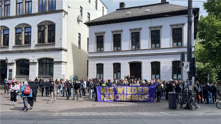 Mehrjährige Haftstrafe nach Brandstiftung in Jugendzentrum Während der Urteilsverkündung gegen drei Männer aus der rechten Szene haben Menschen vor dem Bremer Landgericht gegen Rechtsextremismus demonstriert.