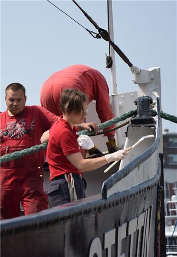 Während der Zeit im Hafen haben die Crewmitglieder immer etwas zu tun. Beim Sees...