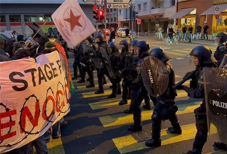 ESC: Zwischenfall am Rande von Israels Auftritt Während des Auftritts von Israel liefen auf der Straße weiter Demonstrationen.