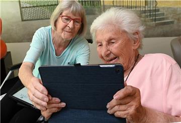 Während des Besuchsverbots helfen Tablets den Bewohnern von Altenheimen, den Kontakt zu ihren Familienmitgliedern zu halten.