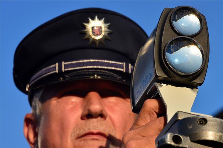 Blitzermarathon in Bremerhaven: Mehr Fahrer zu schnell als letztes Jahr Während des Blitzermarathons sind von der Polizei in Bremerhaven 269 Verstöße wegen zu schnellen Fahrens registriert worden.
