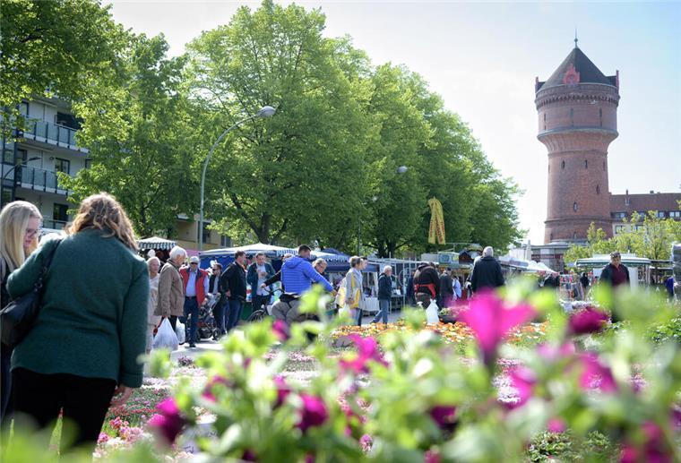 Ein Blütenmeer im Zentrum Geestemündes Blütenfestbesucher und Blumen auf dem Konrad-Adenauer-Platz in Bremerhaven-Geestemünde in Sichtweite des Geestemünder Wasserturms.