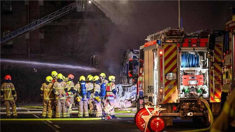 Während des Brandes zog eine große Rauchwolke über mehrere Stadtteile. Anwohnerinnen und Anwohner sollten Türen und Fenster geschlossen halten.