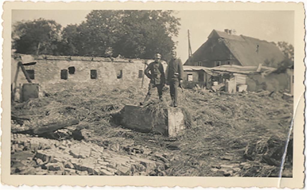 Während des ersten Weltkriegs war Hof Brinkama abgebrannt - hier die Ruinen. An ...