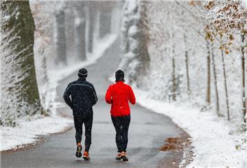 ARCHIV - Während des Laufens verquatschen? Kein Problem. Anders sieht es aus, wenn es danach passiert - dann kühlt man nämlich rasch aus. (zu dpa: «Von Outfit bis Aufwärmen: 4 Tipps fürs Laufen im Winter») Foto: Markus Scholz/dpa/dpa-tmn - Honorarfrei nur für Bezieher des dpa-Themendienstes +++ dpa-Themendienst +++