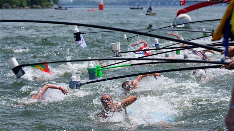 Während des Rennens wurden die Athleten mit Getränken versorgt. 