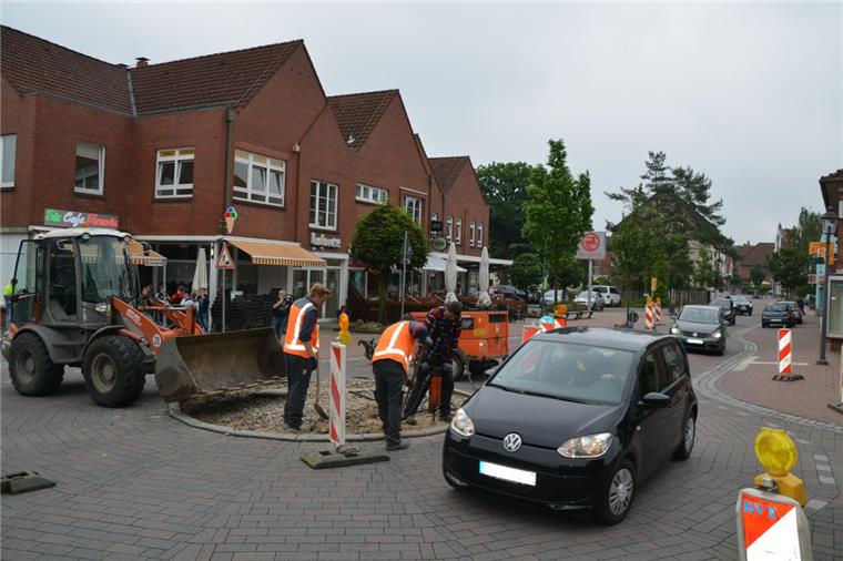 Während des Rückbaus des Kreisels wird der Verkehr durch eine Baustellenampel geregelt. In den kommenden Wochen müssen sich die Autofahrer dann auf eine Einbahnstraßenregelung einstellen.