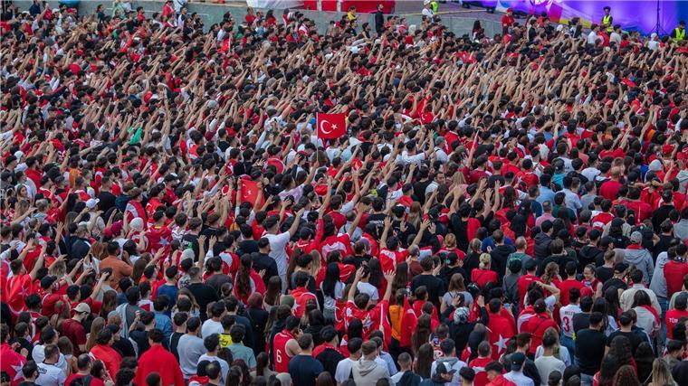 Tatverdächtiger nach Angriff in Fanzone in U-Haft Während des Spiels Spiel zwischen Tschechien und der Türkei war es am Mittwoch in der Stuttgarter Fanzone zu einer Messerattacke gekommen.