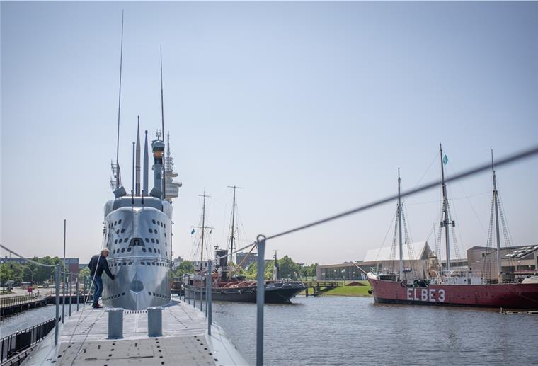 U-Boot „Wilhelm Bauer“ empfängt wieder Gäste Während des Werftaufenthaltes wurde der Turm der „Wilhelm Bauer“ so rekonstruiert, wie er ursprünglich einmal ausgesehen hat. Unter anderem mussten Türen versetzt sowie Decks eingebaut werden. Auch die Antennenanlage entspricht nun dem Original.