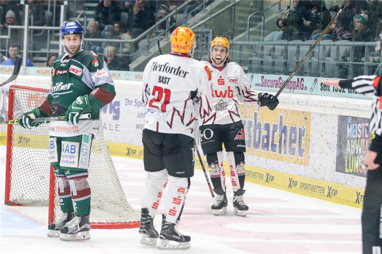 Während die Bremerhavener Jason Bast und Bronson Maschmeyer (rechts) jubeln, bleibt für die Augsburger um Justin Shugg (links) nur ungläubiges Staunen: Die Pinguins fegten die Panther sensationell mit 7:3 von der Eisfläche.
