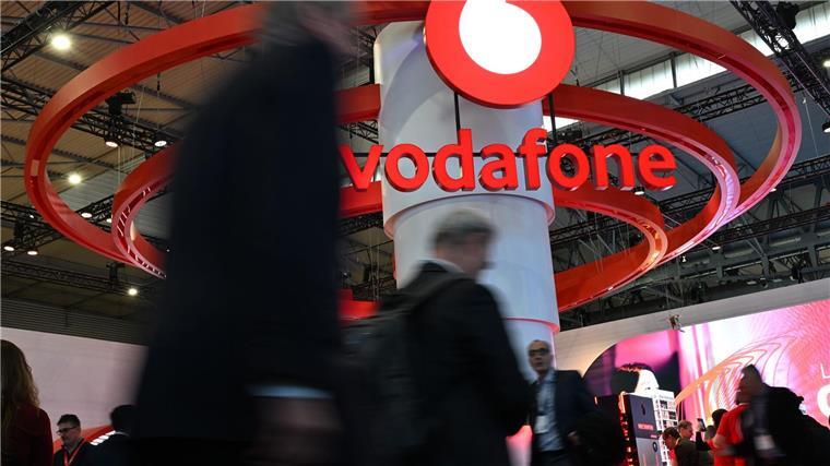 Während die Deutsche Telekom ein eigenes KI-Smartphone auf den Markt bringt, setzt Konkurrent Vodafone auf die Geräte von etablierten Handyherstellern.