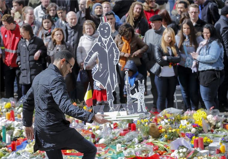 Belgien fahndet weiter nach drittem Flughafen-Attentäter Während die Menschen in Brüssel versuchen, einen Weg zurück in die Normalität zu finden, suchen die Behörden noch immer fieberhaft nach dem dritten Attentäter.